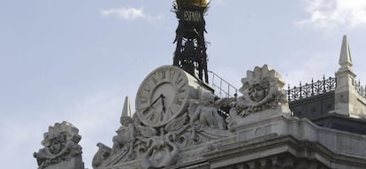 Reloj en la fachada de la sede del Banco de Espa&ntilde;a, en la Plaza de Cibeles en Madrid. 