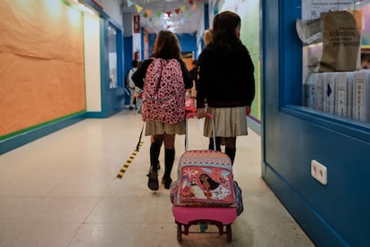 Niños en el hall del Colegio Privado Alameda de Osuna de Madrid.