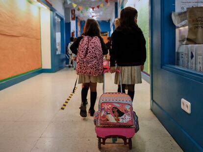 Niños en el hall del Colegio Privado Alameda de Osuna de Madrid.
