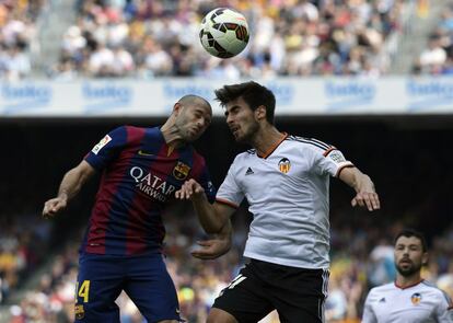 Mascherano y Gomes luchan por un balón.