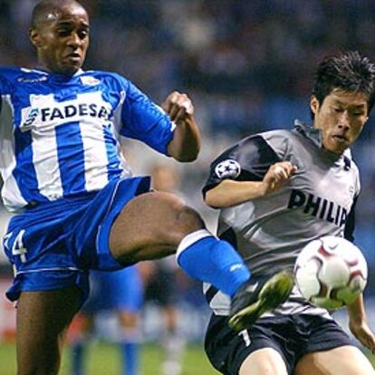 El jugador portugués del Deportivo Jorge Andrade pelea por un balón con Ji-Sung Park, del PSV Eindhoven.