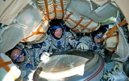 Los astronautas Alexander Samokutyayev, Ron Garan y Andrei Borisenko, de izquierda a derecha, en la cápsula Soyuz en que han regresado hoy de la Estación Espacial Internacional.