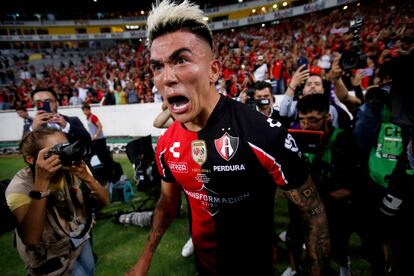 Luis Reyes, de Atlas, celebra con furia el gol en la final de ida frente a Pachuca.