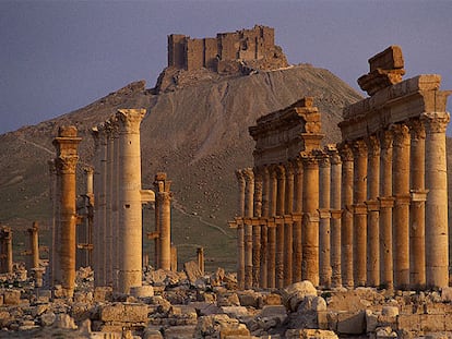 Las ruinas de Palmira, del siglo II y de influencia romana, con el castillo árabe al fondo, forman uno de los más espectaculares conjuntos arqueológicos de Oriente Próximo.