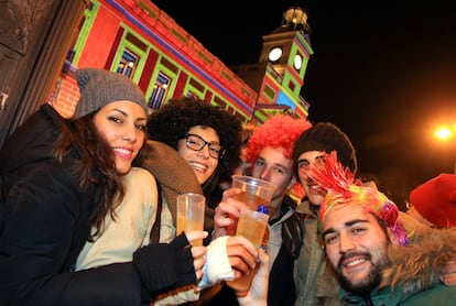 Brindar por el nuevo año la víspera de Nochevieja se ha convertido en una celebración típica en la capital española.