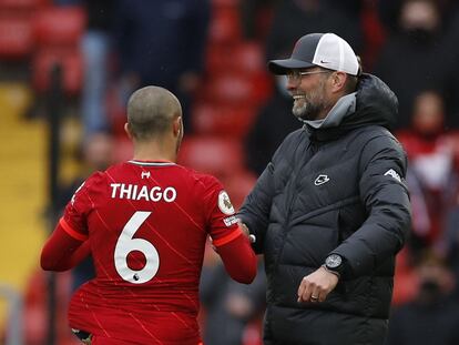 Juergen Klopp saluda a Thiago, tras el partido entre el Liverpool y el Crystal Palace.