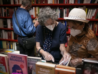 Dos lectoras en la librería Documenta de Barcelona, el pasado mes de julio.
