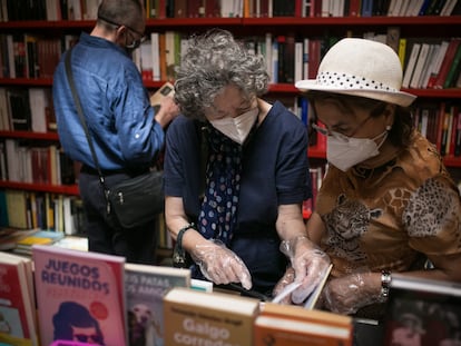 Lectoras en la librería Documenta de Barcelona el pasado mes de julio, una de las 107 adheridas al bono cultural de Barcelona.