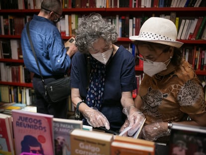 Dos lectoras en una librería de Barcelona, el pasado mes de julio.