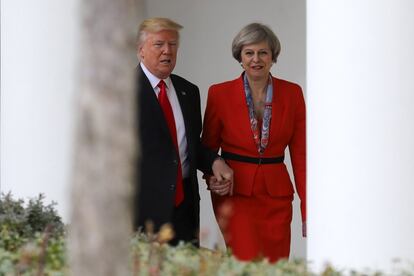 Donald Trump conversa com a primeira-ministra britânica, Theresa May, na Casa Branca, em Washington, em 27 de janeiro de 2017. Trump se reuniu com May para discutir o futuro acordo bilateral de comércio, entre outros temas.