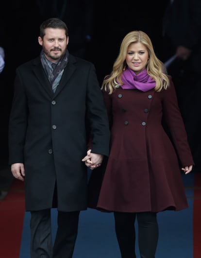 Kelly Clarkson, acompañada de Brandon Blackstock, llega a la ceremonia.