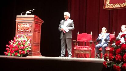 Ildefonso Falcones, en el escenario del teatro sevillano Lope de Vega.