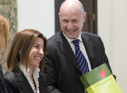 El Ararteko, Iñigo Lamarca, entrega el último informe de la institución a la presidenta del Parlamento Vasco, Izaskun Bilbao.