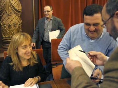 El alcalde donostiarra, Juan Karlos Izagirre, pasa por detrás de Susana García Chueca y Ernesto Gasco, del PSE, en el último pleno municipal.