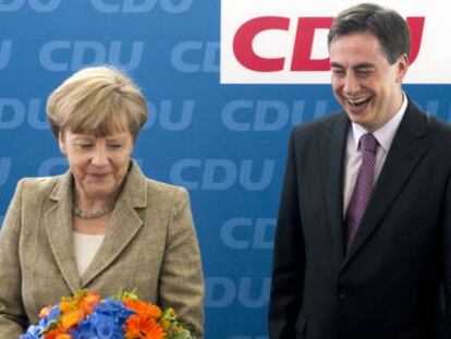 La canciller alemana, Angela Merkel, y el candidato de la CDU, David McAllister, comparecen en Berlín al día siguiente de las elecciones europeas.