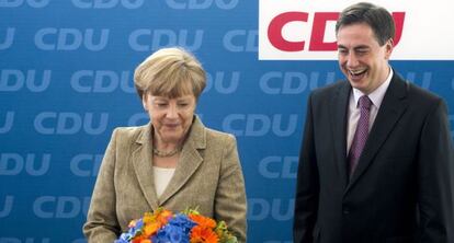 La canciller alemana, Angela Merkel, y el candidato de la CDU, David McAllister, comparecen en Berlín al día siguiente de las elecciones europeas.