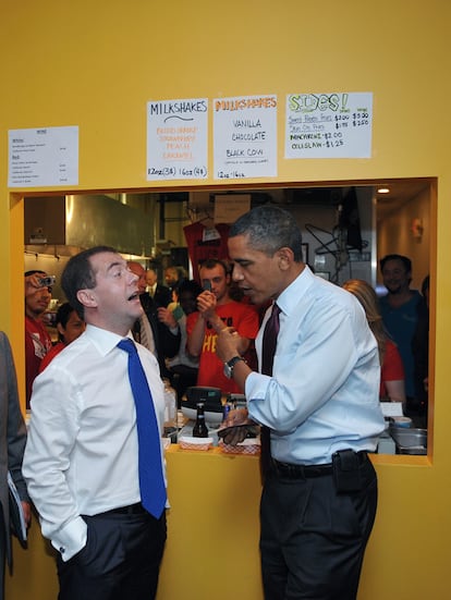 Obama ha optado por una hamburguesa con queso Cheddar, lechuga, tomate y pepinillos, todo ello regado con una bebida de té fría. Medvédev ha elegido la misma hamburguesa, pero acompañada con jalapeños y champiñones y una bebida más americana: Coca-Cola.