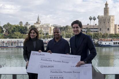 El empresario Pablo López (derecha) y Lourdes Montes entregan el cheque a Lancy Dodem (FVF).