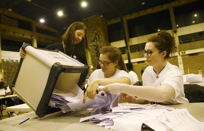 Varias trabajadoras inician el recuento de votos.