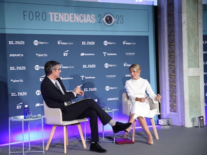 La vicepresidenta del Gobierno Yolanda Díaz junto a Eduardo Madina, socio de Harmon, coorganizador del ´Foro Tendencias 2023'.