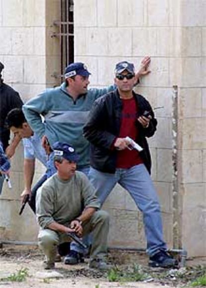 Policías israelíes toman posiciones después del atentado en Beersheva.