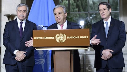 El secretario general de la ONU, Ant&oacute;nio Guterres (c), junto al presidente de Chipre(d) y al l&iacute;der turcochipriota, este jueves en Ginebra.