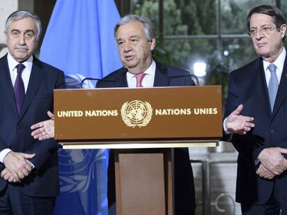 El secretario general de la ONU, Ant&oacute;nio Guterres (c), junto al presidente de Chipre(d) y al l&iacute;der turcochipriota, este jueves en Ginebra.