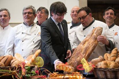 Carles Puigdemont ha rebut el gremi de Flequers, que li han lliurat el pa de Sant Jordi. 
