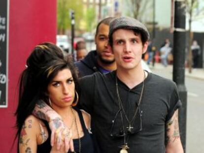 Amy Winehouse y Blake Fielder-Civil juntos en Londres en 2010