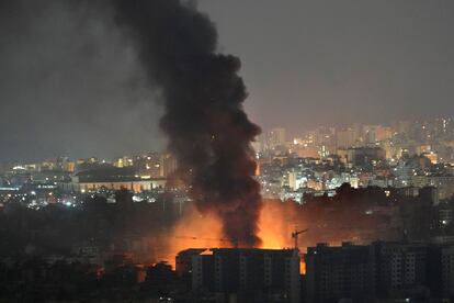 Una columna de humo se eleva sobre el distrito de Dahiyeh, al sur de Beirut, este viernes de madrugada.