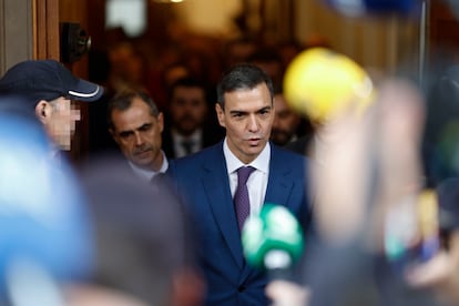 Pedro Sánchez abandona el Congreso de los Diputados tras haber prosperado su investidura, este jueves en Madrid.