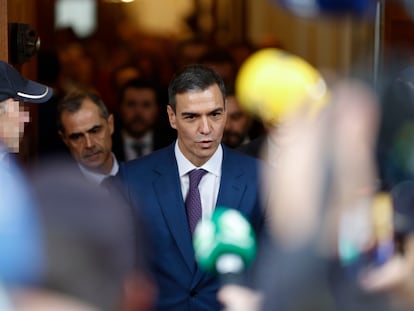 El secretario general del PSOE, Pedro Sánchez, abandona el Congreso de los Diputados tras haber prosperado su investidura, este jueves en Madrid.
