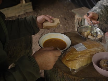 Dos soldados ucranios comen el rancho en su base, el pasado octubre en el frente de Zaporiyia.