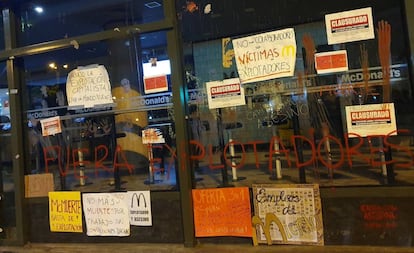 Cartazes de protesto no Mc Donald’s de Miraflores, em Lima.