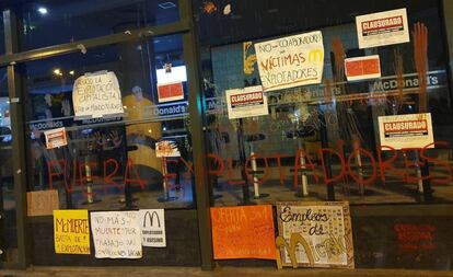 Carteles de protesta en el Mc Donald's de Miraflores, en Lima.