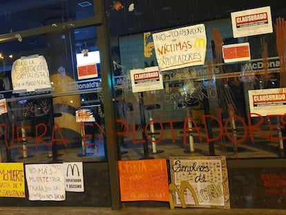 Carteles de protesta en el Mc Donald's de Miraflores, en Lima.