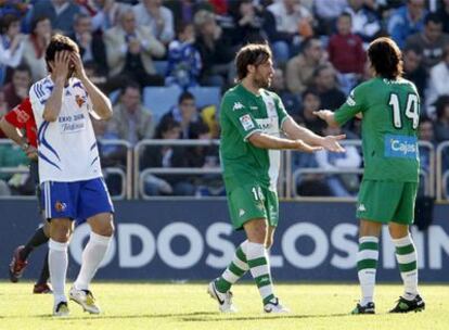 Aimar se lamenta mientras Capi y Pavone se felicitan por uno de los goles béticos.