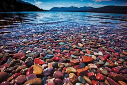 El lago McDonald es el mayor de los que existen en el parque nacional de los Glaciares, en Montana (Estados Unidos): 41.000 hectáreas de cumbres, glaciares, valles y bosques y más de 1.100 kilómetros de senderos. En la parte oeste de esta zona protegida se encuentra este lago de 15 kilómetros de largo que sorprende a los visitantes por sus rocas multicolores bajo el agua, con tonos del rojo al negro al azul o verde. Más información: <a href="https://www.nps.gov/glac/planyourvisit/lakemcdonald.htm" target="_blank">nps.gov</a>