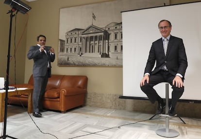 El ministro de Sanidad en funciones y presidente del PP vasco, Alfonso Alonso, posa para la fotografía oficial del Congreso, el 14 de julio de 2016.