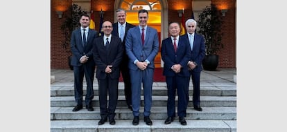 El presidente de Broadcom, Charlie Kawwas (izquierda), junto a Pedro Sánchez, presidente del Gobierno, en La Moncloa, en julio de 2023.