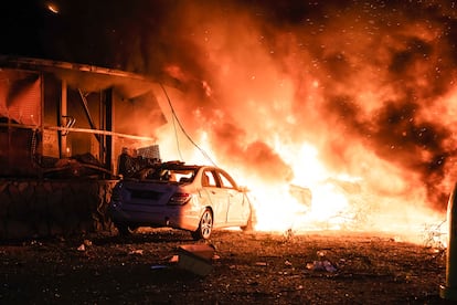 Incendio en un barrio residencial tras el ataque aéreo ruso de este jueves.