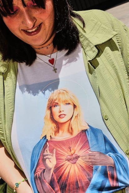 Teresa Lorente, de 25 años, asegura que vio una foto en internet de Taylor como Jesucristo y quiso mandar a hacer una camisa igual para lucir en la cita en Madrid.