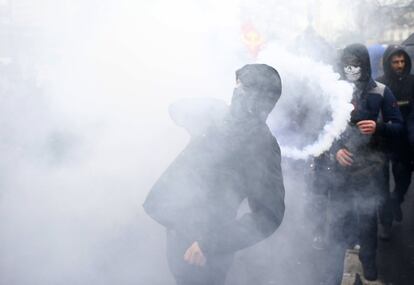 La huelga convocada por una parte importante de los sindicatos y de las asociaciones de estudiantes contra la reforma laboral del Gobierno socialista francés ha causado perturbaciones en el transporte público y supresiones de vuelos o trenes. En la imagen, un estudiante lanza un bote de humo durante la huelga en París, el 31 de marzo de 2016.