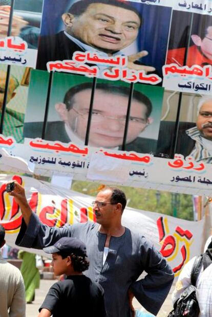 Manifestantes egipcios en la plaza Tahrir, en El Cairo, que han estado presionando para sentar al expresidente Hosni Mubarak en el banquillo