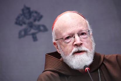 El cardenal estadounidense Sean Patrick O'Malley presidente de la Pontificia Comisión para la Protección de Menores, durante la rueda de prensa del Vaticano, este martes, para presentar el primer informe de la entidad.