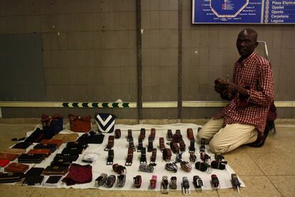 Mohamed, senegalés de 55 años, vende cinturones y carteras de piel que muestra en una manta extendida en el suelo del metro. Algunas calles del centro como Preciados o la Gran Vía concentran en sus aceras un gran número de compatriotas de Mohamed. Forman largas filas para exhibir una mercancia que hacen desaparecer en un segundo a la menor sospecha de que llega la policía.