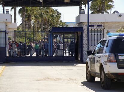 Entrada del Centro de Estancia Temporal de Inmigrantes (CETI) de Melilla, el pasado julio.