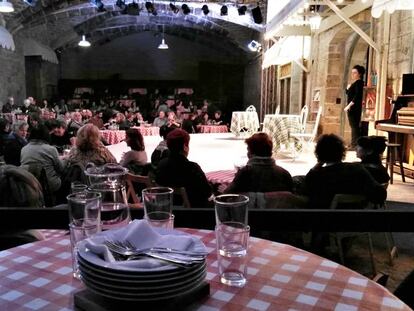 Taula parada al teatre de la Biblioteca de Catalunya, en una representació de 'L'hostalera', de Goldoni.