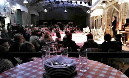 Taula parada al teatre de la Biblioteca de Catalunya, en una representació de 'L'hostalera', de Goldoni.