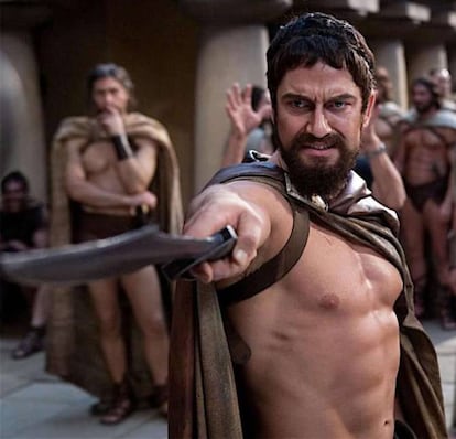 PARA QUÉ PAPEL Gerard Butler (46 años, Reino Unido) protagonizó '300', película en la que dio vida a Leónidas, el fiero rey de Esparta que murió luchando contra los persas en la batalla de las Termópilas.

QUÉ DIETA SIGUIÓ. El californiano Mark Twight, además de montañista, es experto en transformar el cuerpo de los actores en un tiempo que muchos considerarían humanamente imposible. Bajo la premisa de llevar a cada actor que entrena al límite de sus capacidades físicas, Twight ha obrado auténticos milagros. En 2007 el escocés Gerard Butler fue una de sus víctimas. Vivió cuatro meses entregado a unas tablas de feroces ejercicios que le transformaron en Leónidas. Durante las semanas de entrenamiento el actor realizaba diariamente 300 ejercicios personalizados sin descansos entre uno y otro. Además del ejercicio físico, Butler se sometió a una estricta dieta protéica para lograr el aumento de los músculos que requería encarnar al guerrero espartano.

SU TRUCO. Butler no se despertó un día derrochando fuerta bruta por los poros. El entrenamiento que diseñaron para que el actor alcanzará un cuerpo hercúleo incluía series de 50 flexiones, 90 dominadas (levantar el cuerpo pendiendo de una barra), 50 saltos de más de medio metro, y 50 levantamientos de 60 kilos de peso. Cansa solo de leerlo...